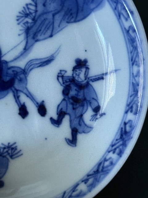 古玩陶瓷刀馬人青花盤真品鑒賞圖