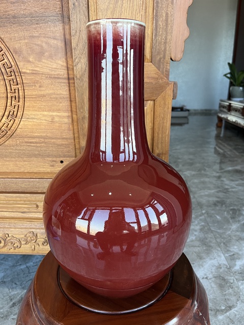 古玩陶瓷紅釉天球瓶真品鑒賞圖
