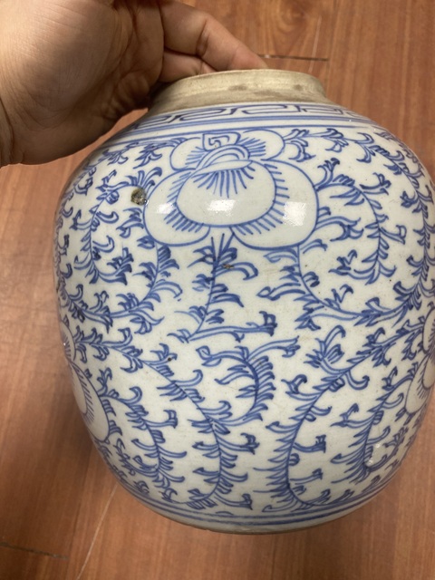 古玩陶瓷纏枝花卉紋青花罐真品鑒賞圖