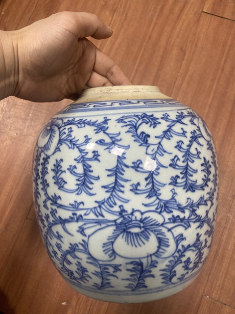 古玩陶瓷纏枝花卉紋青花罐真品鑒賞圖