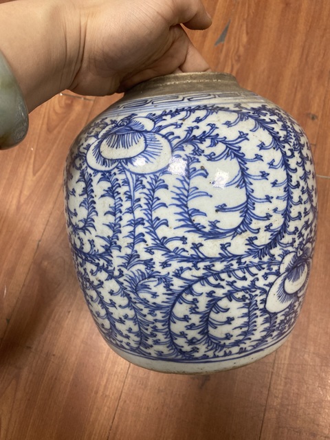 古玩陶瓷纏枝花卉紋青花罐真品鑒賞圖