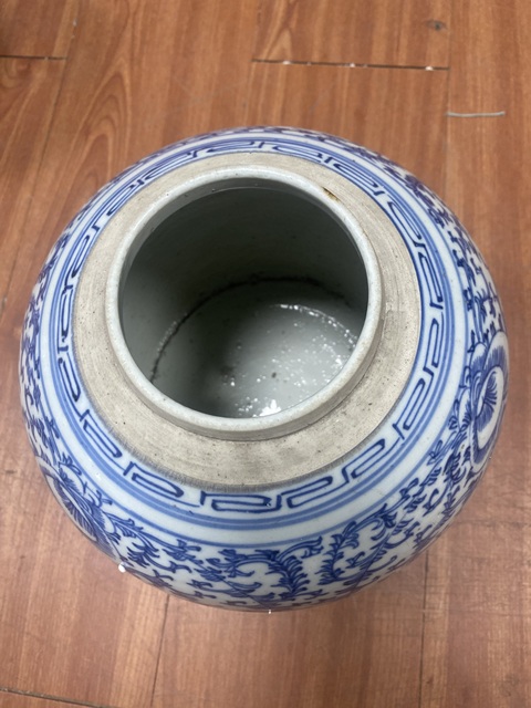 古玩陶瓷纏枝花卉紋青花罐真品鑒賞圖
