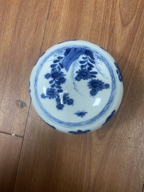 古玩陶瓷花卉紋青花粉盒真品鑒賞圖