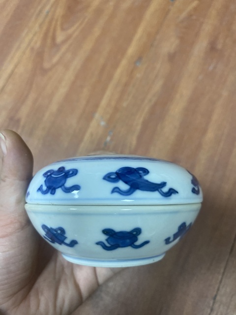 古玩陶瓷花卉紋青花粉盒真品鑒賞圖