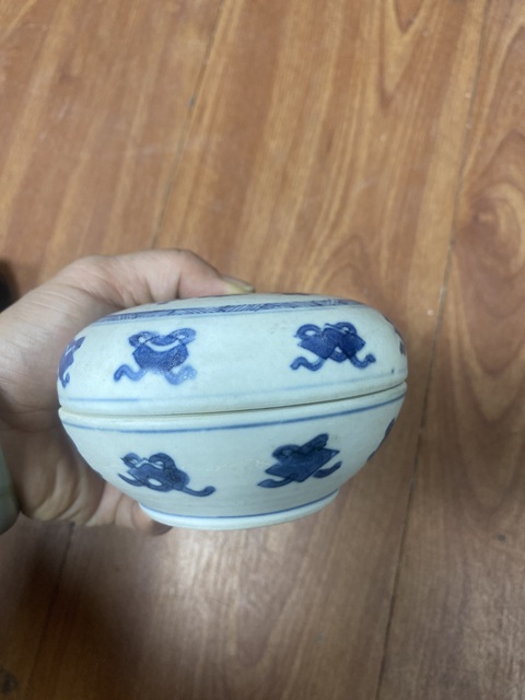 古玩陶瓷花卉紋青花粉盒真品鑒賞圖