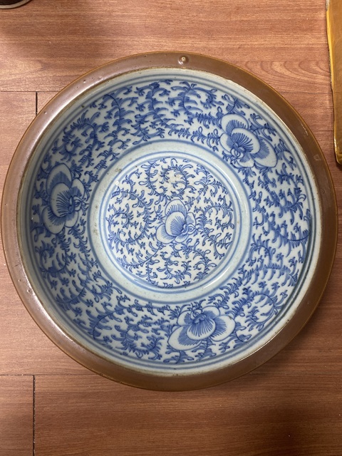 古玩陶瓷外紫金釉內(nèi)青花纏枝花卉紋凈手盆真品鑒賞圖