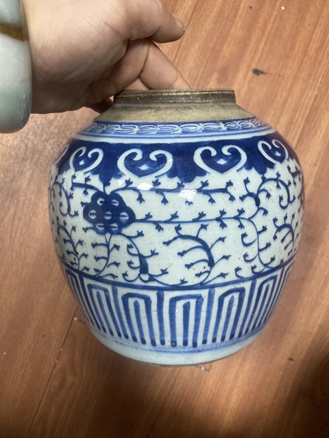 古玩陶瓷纏枝花卉紋青花罐真品鑒賞圖