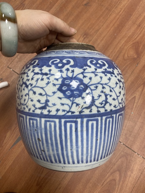 古玩陶瓷纏枝花卉紋青花罐真品鑒賞圖