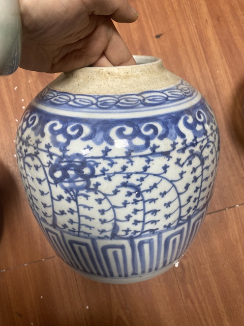 古玩陶瓷纏枝花卉紋青花罐真品鑒賞圖