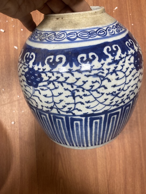古玩陶瓷纏枝花卉紋青花罐真品鑒賞圖