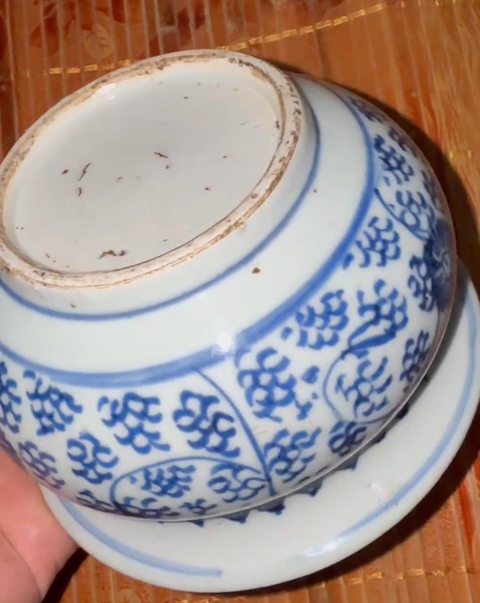 古玩陶瓷青花纏枝花卉紋香爐真品鑒賞圖