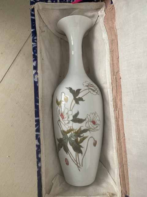 古玩陶瓷花卉紋長頸撇口瓶真品鑒賞圖