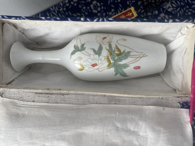 古玩陶瓷花卉紋長頸撇口瓶真品鑒賞圖