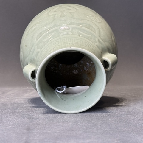 古玩陶瓷豆青釉獸面紋模印雙耳尊真品鑒賞圖