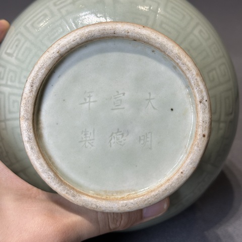 古玩陶瓷豆青釉獸面紋模印雙耳尊真品鑒賞圖