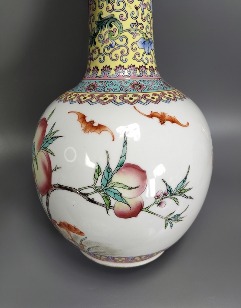 古玩陶瓷粉彩福壽紋天球瓶真品鑒賞圖