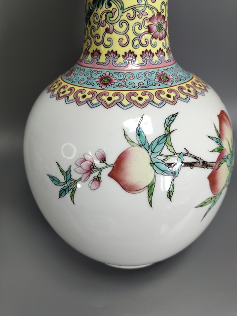 古玩陶瓷粉彩福壽紋天球瓶真品鑒賞圖