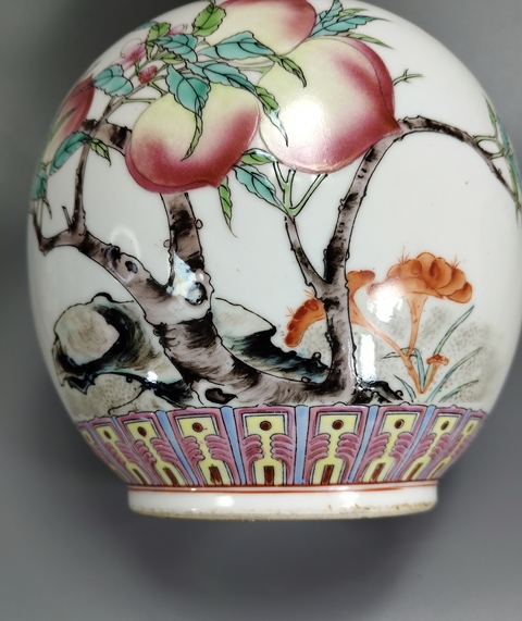古玩陶瓷粉彩福壽紋天球瓶真品鑒賞圖