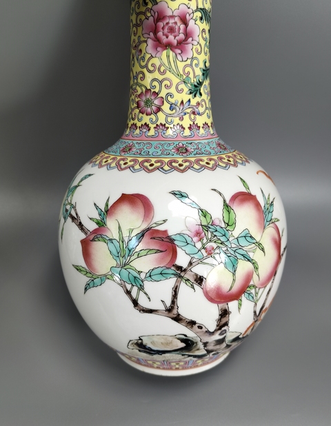 古玩陶瓷粉彩福壽紋天球瓶真品鑒賞圖