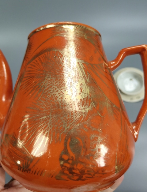 古玩陶瓷珊瑚紅描金壽松圖茶壺真品鑒賞圖