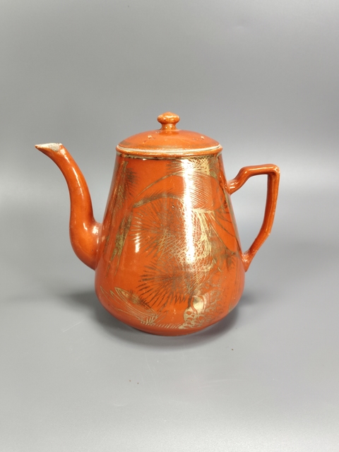 古玩陶瓷珊瑚紅描金壽松圖茶壺真品鑒賞圖
