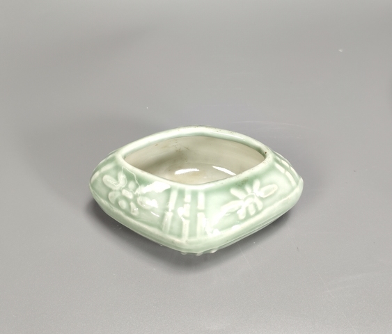 古玩陶瓷清晚-豆青釉花卉紋水盂拍賣,當前價格199元