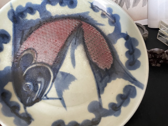 古玩陶瓷青花釉里紅魚藻紋盤真品鑒賞圖
