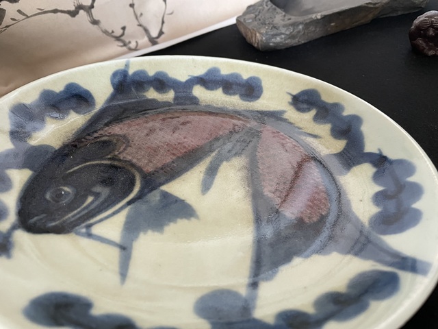 古玩陶瓷青花釉里紅魚藻紋盤真品鑒賞圖
