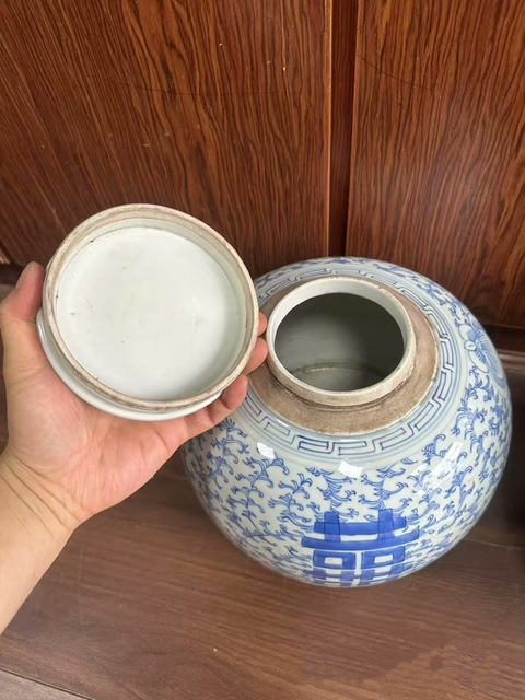 古玩陶瓷纏枝花囍字紋青花罐真品鑒賞圖