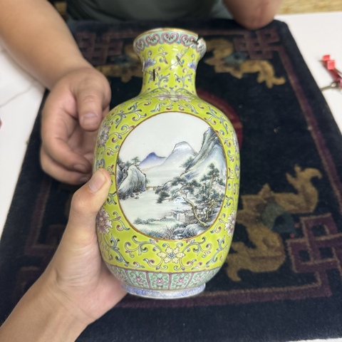古玩陶瓷民國 粉彩西番蓮開光山水紋燈籠瓶真品鑒賞圖