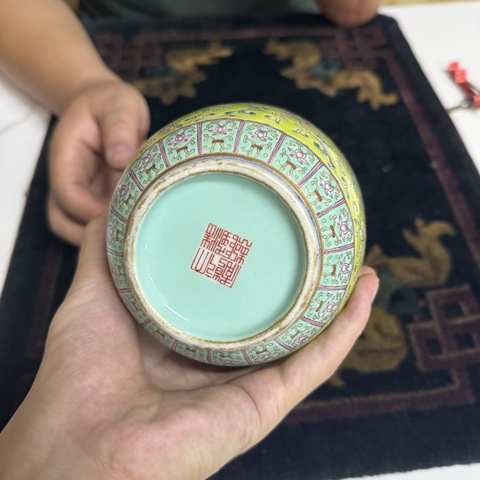 古玩陶瓷民國 粉彩西番蓮開光山水紋燈籠瓶真品鑒賞圖