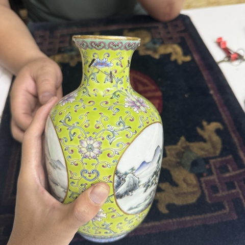 古玩陶瓷民國 粉彩西番蓮開光山水紋燈籠瓶真品鑒賞圖