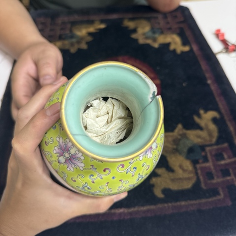 古玩陶瓷民國 粉彩西番蓮開光山水紋燈籠瓶真品鑒賞圖