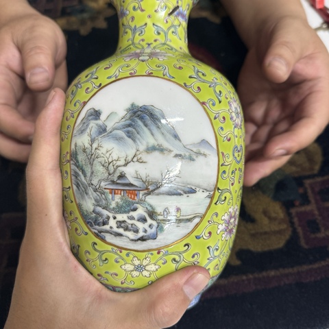 古玩陶瓷民國 粉彩西番蓮開光山水紋燈籠瓶真品鑒賞圖