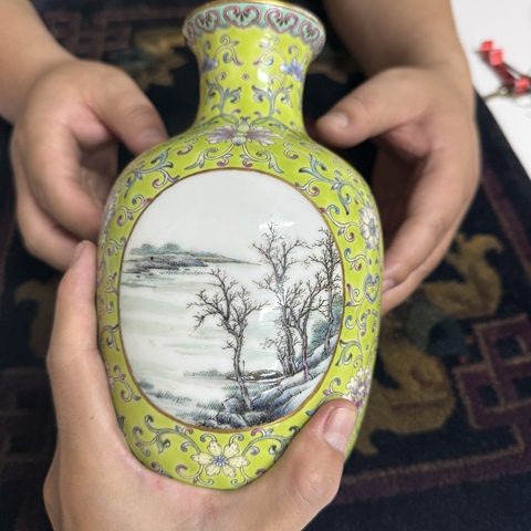 古玩陶瓷民國 粉彩西番蓮開光山水紋燈籠瓶真品鑒賞圖