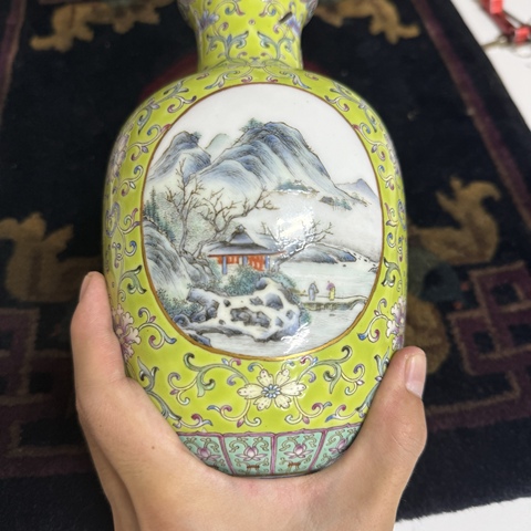 古玩陶瓷民國 粉彩西番蓮開光山水紋燈籠瓶真品鑒賞圖