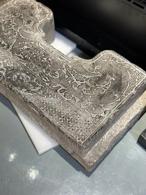 古玩雜項魚化龍紋飾青石門枕石真品鑒賞圖
