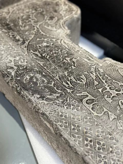 古玩雜項魚化龍紋飾青石門枕石真品鑒賞圖