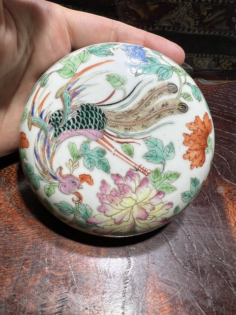 古玩陶瓷鳳穿牡丹紋粉彩蓋盒真品鑒賞圖