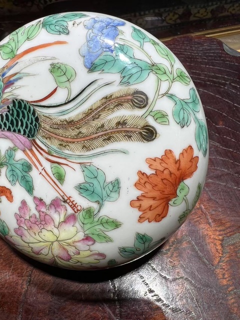古玩陶瓷鳳穿牡丹紋粉彩蓋盒真品鑒賞圖