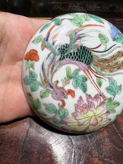 古玩陶瓷鳳穿牡丹紋粉彩蓋盒真品鑒賞圖