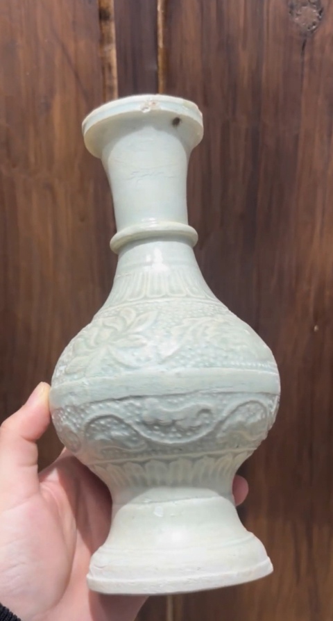 古玩陶瓷云市窯青白釉花卉紋盤口瓶真品鑒賞圖