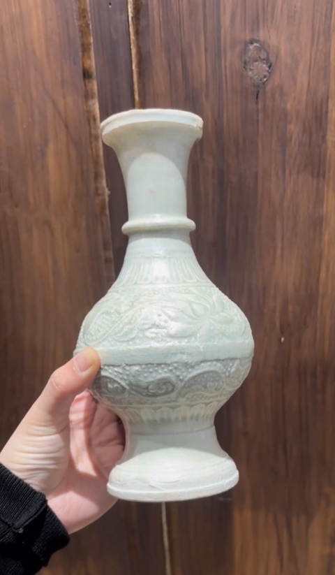 古玩陶瓷云市窯青白釉花卉紋盤口瓶真品鑒賞圖