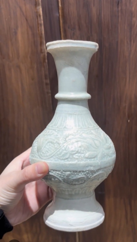 古玩陶瓷云市窯青白釉花卉紋盤口瓶真品鑒賞圖