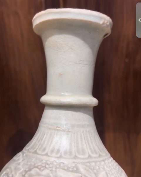 古玩陶瓷云市窯青白釉花卉紋盤口瓶真品鑒賞圖
