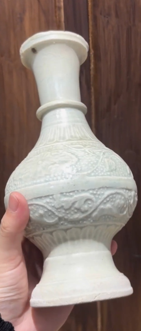 古玩陶瓷云市窯青白釉花卉紋盤口瓶真品鑒賞圖