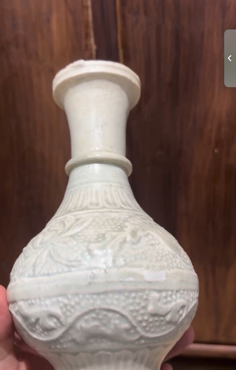 古玩陶瓷云市窯青白釉花卉紋盤口瓶真品鑒賞圖