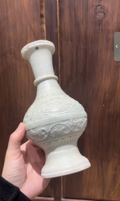 古玩陶瓷云市窯青白釉花卉紋盤口瓶真品鑒賞圖