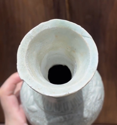 古玩陶瓷云市窯青白釉花卉紋盤口瓶真品鑒賞圖
