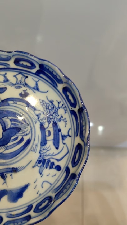 古玩陶瓷青花團鶴紋花口盤真品鑒賞圖